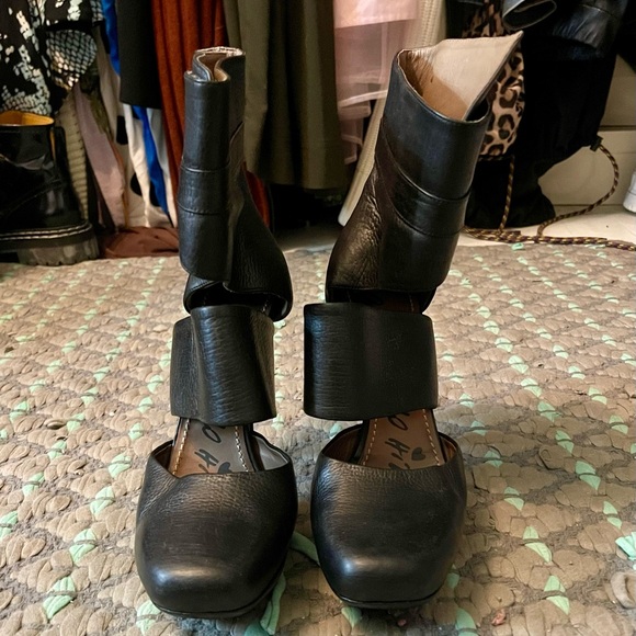 Lanvin Black High Heel pump with Straps size 40 (runway 2010 Hive) - Picture 2 of 9